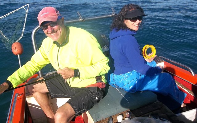  Johan en Tersia Coetzee wat saam see toe was  -- so moet mens mos glimlag as die dag lekker verloop!  Die vis was daardie dag ongelukkig aan die skaars kant.